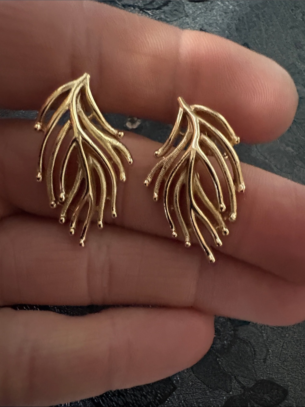 TRIFARI VINTAGE GOLD-TONE TEXTURED BRANCH LEAF LEVERBACK 1.2" EARRINGS